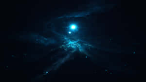 一顆明亮的藍色恆星在深空中透過發光的宇宙雲層閃耀。 — 7680x4320 壁紙
