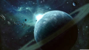 一顆帶光環的藍色行星在佈滿恆星的宇宙場景中閃耀，伴隨著小行星和遙遠的衛星。 — 4K 太空人 壁紙