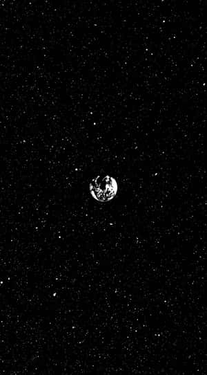 從太空看地球，被黑白星星包圍。 — 太空美學動圖 壁紙
