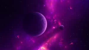 紫色行星被發光的星雲和星星包圍在深空中。 — 暗紫色美學 壁紙