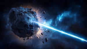一顆巨大的小行星在太空中爆炸，一道明亮的藍色光束穿過它，散落碎片 — 宇宙 壁紙