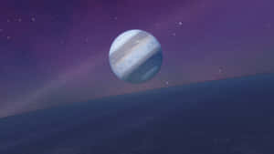 一顆巨大的條紋行星漂浮在深藍色外星海洋之上，背景是繁星點點的紫色天空。 — 暗色極簡 壁紙