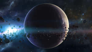 一顆巨大的黑暗行星，被小行星和發光的星雲環繞在深空中。 — 星際效應 壁紙