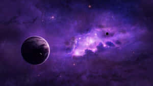 一顆帶有光環的行星環繞著一個充滿星星、發光的紫色星雲。 — 太空 壁紙