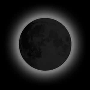 太空中一顆帶有隕石坑的暗月，被發光光暈環繞。 — 月光 壁紙