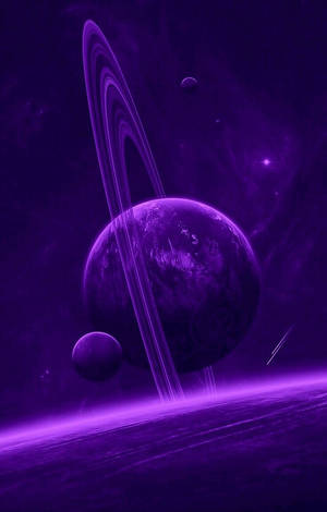 在繁星點點的宇宙天空中，帶有光環和衛星的紫色行星。 — 霓虹紫 iPhone 壁紙