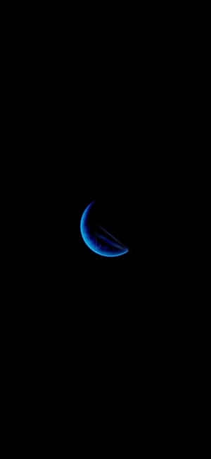 在黑暗太空虛空中發光的新月形藍色行星。 — iPhone 16 Plus 壁紙