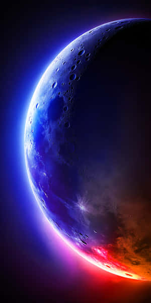 一顆新月形行星，在黑暗的太空背景下發出藍色和紅色的光芒 — 月光 壁紙