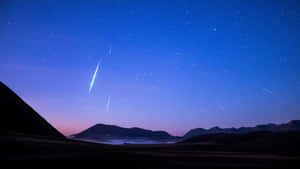 暮色中山脈上空的流星雨與星空 — 美麗的夜晚 壁紙