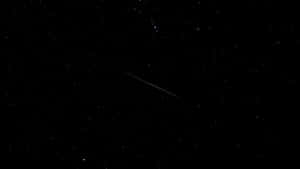 一顆流星劃過星空。 — 夜空 壁紙