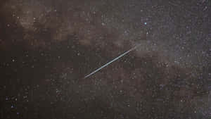 一顆流星劃過有宇宙雲的星空夜空。 — 美麗的夜晚 壁紙