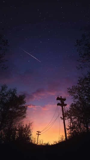 暮色天空有流星劃過剪影般的樹木和電線 — 夕陽天空 壁紙