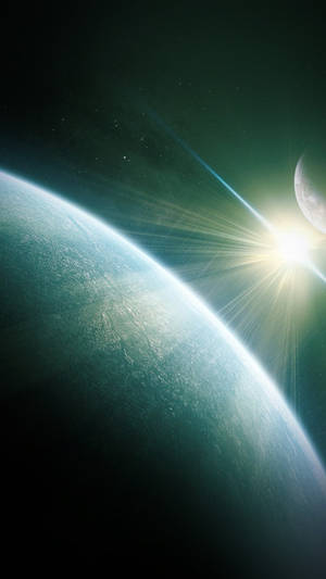 一顆青綠色行星沐浴在燦爛的陽光下，太空中有一彎新月和星星。 — 月光 壁紙