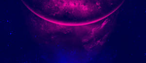 在佈滿星星的藍色太空中，一顆發光的粉紅色行星和旋轉的星雲。 — 藍色銀河 壁紙