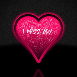 一顆發光的粉紅色心形，帶有閃光和文字 I MISS YOU，在深色背景上。 — iPad Air 壁紙