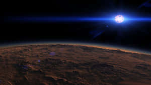 外星行星上，一顆發光的藍色星星正落在崎嶇地形之上。 — 7680x4320 壁紙