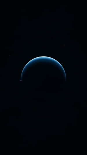 深空黑色背景下的藍色行星和小衛星。 — 酷炫星系 壁紙