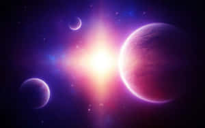 三顆發光的行星在深紫色宇宙場景中圍繞一顆閃耀的恆星運行。 — 紫色銀河 壁紙