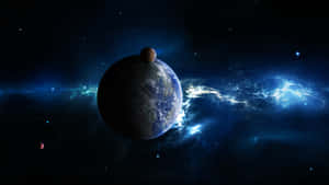 一顆帶有衛星的藍色行星在深空中環繞著發光的宇宙星雲。 — 宇宙美學 壁紙