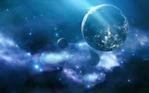 一顆藍色行星和衛星，位於星光閃爍的宇宙星雲中，帶有發光的雲層。 — 宇宙 壁紙
