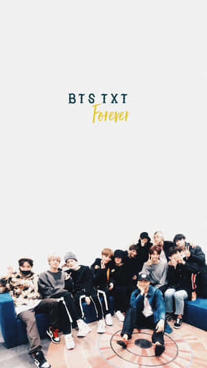 BTS TXT 團體照，坐在藍色沙發上，帶有「Forever」文字 — 中性 壁紙