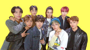 七位時尚年輕男士穿著休閒街頭服飾在明亮的黃色背景前擺姿勢。 — Nct 127 壁紙