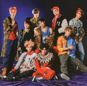 七位時尚K-pop偶像穿著色彩繽紛的街頭服飾，在紫色場景中擺姿勢。 — Nct 127 壁紙