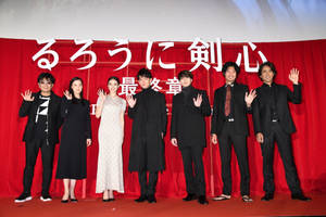 七位演員在紅地毯活動中揮手，背景有日文字。 — 浪人劍心 壁紙