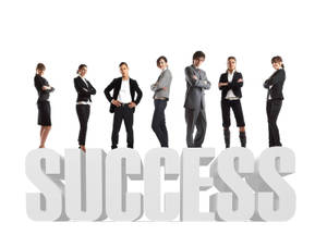 七位商業人士站在粗體白色字母拼出的success一詞上。 — 成功 壁紙