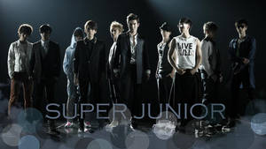 K-pop 組合 Super Junior 在黑暗的舞台上擺姿勢，帶有發光文字。 — Super Junior 壁紙