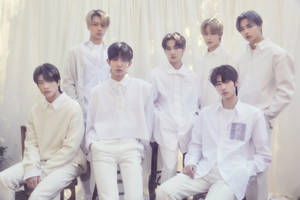 七位身穿白色衣服的男性在帶有窗簾的攝影棚中擺姿勢。 — Enhypen 美學 壁紙