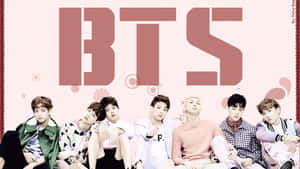 七位年輕K-pop偶像在大型粉紅色BTS文字下一起擺姿勢。 — 粉紅色美學桌面 壁紙