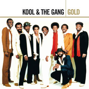 Kool & The Gang 樂隊成員穿著色彩繽紛的70年代服裝，為攝影棚照片擺姿勢。 — 專輯封面 壁紙