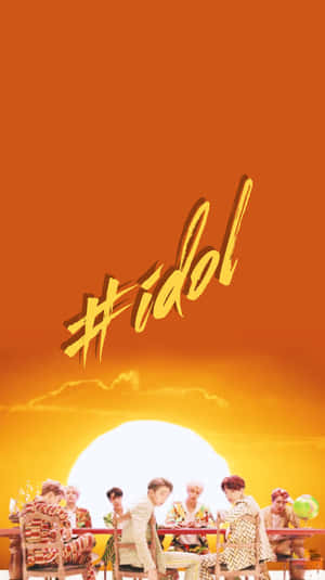 七個穿著圖案服裝的男人坐在一張桌子前，在明亮的橙色日落和「#idol」文字下。 — 美麗的夜晚 壁紙