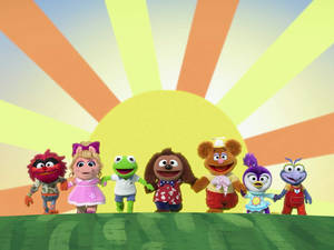 七個Muppet角色在太陽光下草地上手牽手。 — 妙妙熊仔 壁紙