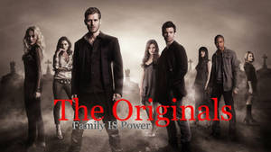 七個角色在霧氣瀰漫的墓地中，標題 The Originals。 — 原劇《噬血之裔》 壁紙