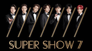 七名男士身著正裝，為K-pop團體照擺姿勢，帶有金色文字。 — Super Junior 壁紙