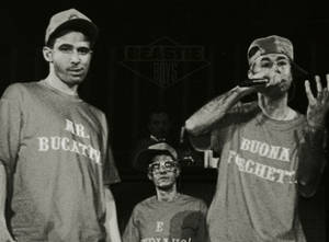 Beastie Boys以黑白風格在舞台上現場表演 — 惡魔男孩 動漫 壁紙