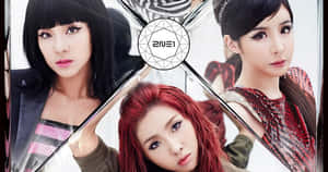 三位K-pop偶像身著華麗服裝，透過鏡面幾何面板擺姿勢。 — 2NE1 壁紙