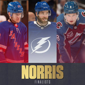 三位身穿球隊制服的冰球運動員，附有Norris Finalists文字。 — 運動 壁紙