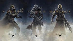 三個Destiny遊戲角色：獵人、泰坦、術士，身穿太空裝甲，手持武器。 — 天命2 壁紙