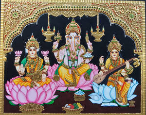 三位印度教神祇坐在蓮花上，上方是金色拱門，掛著吊燈。 — Maa Durga 壁紙