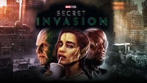 三位具有外星特徵的超級英雄站在廢墟城市中，標題為「Secret Invasion」。 — 漫威復仇者聯盟 壁紙