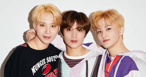 三位身穿休閒服的年輕男子在攝影棚內一起擺姿勢。 — Nct 127 壁紙