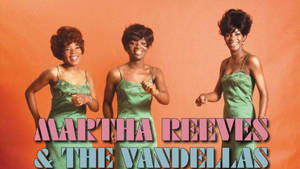 三位穿著綠色連衣裙的女性微笑，文字為 Martha Reeves & The Vandellas — 瑪丹娜 壁紙