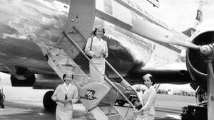 三位復古空姐在螺旋槳飛機旁擺姿勢。 — 伸展台 壁紙