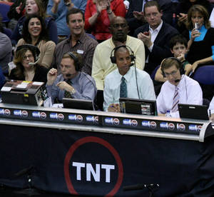 NBA TV評論員在攝影棚進行播報，背景有粉絲。 — 運動 壁紙