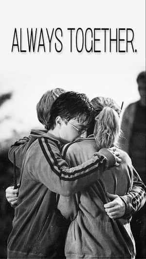 三個人緊緊擁抱，上面有『ALWAYS TOGETHER』的文字。 — 妙麗·格蘭傑 壁紙