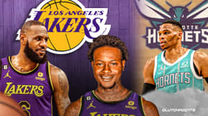 三位身穿湖人隊和黃蜂隊球衣的NBA球員，身後有球隊標誌擺姿勢。 — 籃球 壁紙