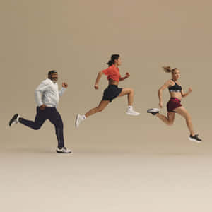 三位穿著運動裝備的跑者在純色背景前移動。 — Running 壁紙